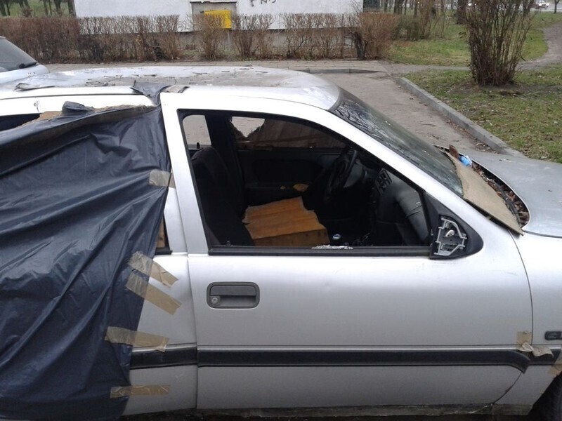 Zdjęcie 2: Kto usunie porzucone auto przy ul. Norwida?