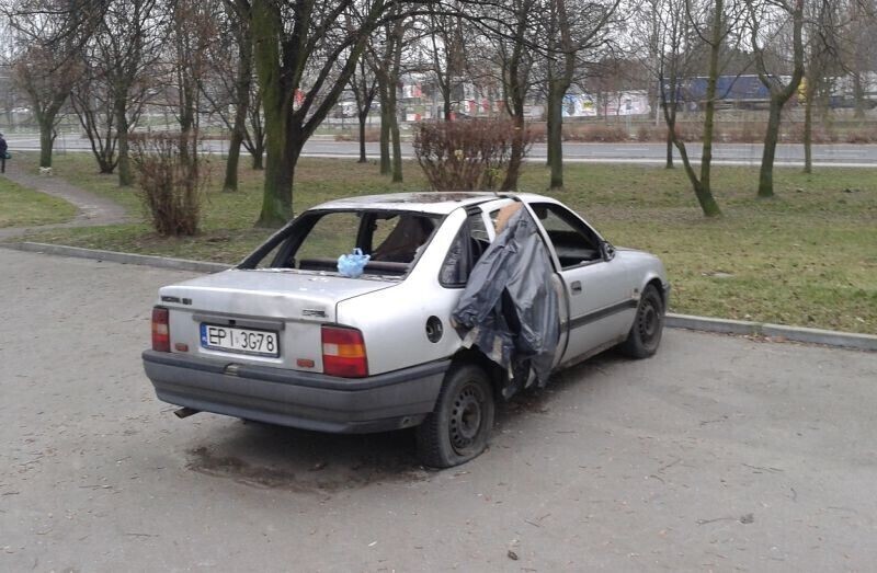 Zdjęcie 3: Kto usunie porzucone auto przy ul. Norwida?