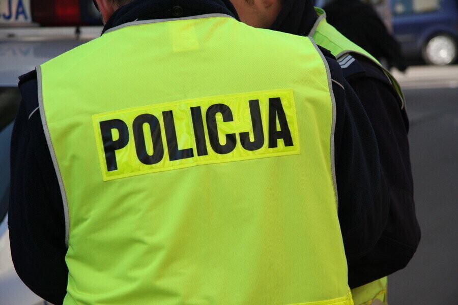 Pijany siedział na krawężniku. Wypadek w gm. Rozprza