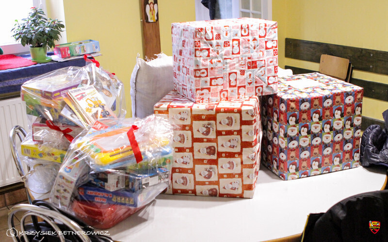 Zdjęcie 3: Sportowcy w roli świętych Mikołajów