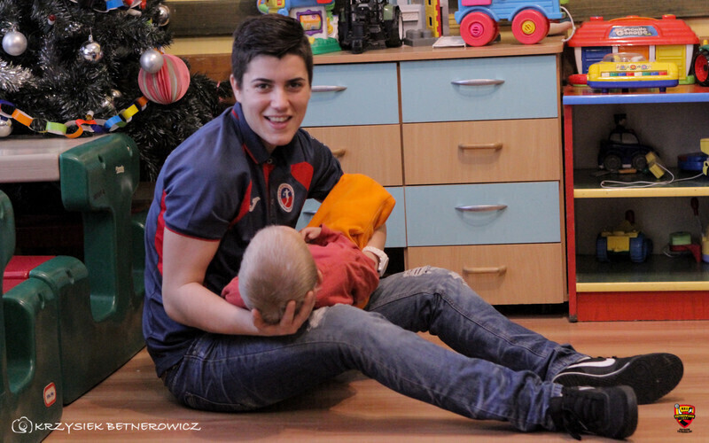 Zdjęcie 4: Sportowcy w roli świętych Mikołajów