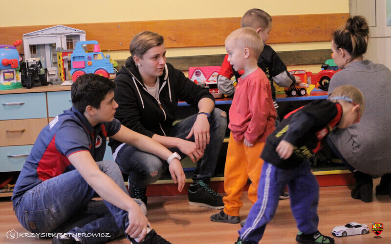 Zdjęcie 6: Sportowcy w roli świętych Mikołajów