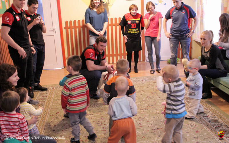 Zdjęcie 7: Sportowcy w roli świętych Mikołajów