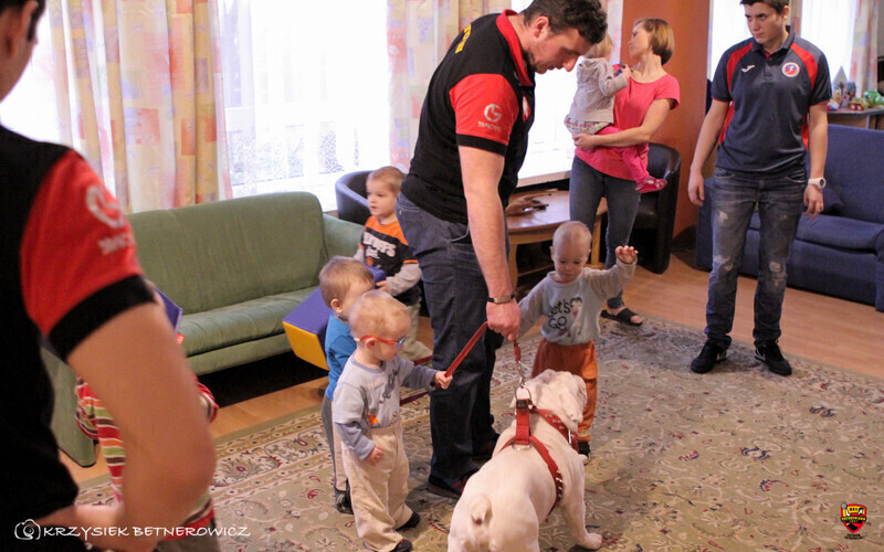 Zdjęcie 8: Sportowcy w roli świętych Mikołajów