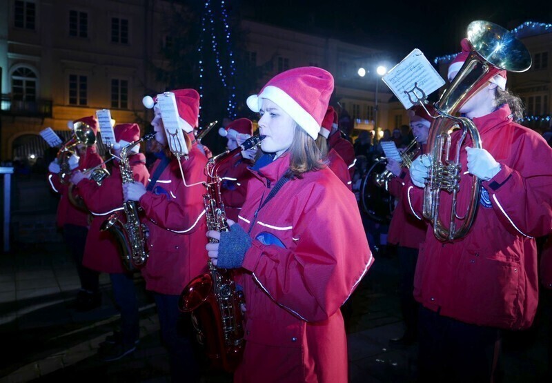 Zdjęcie 2: Bez śniegu, ale świątecznie. Miejska wigilia w Rynku Trybunalskim 