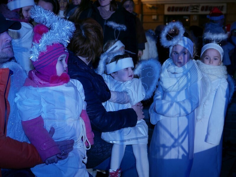 Zdjęcie 5: Bez śniegu, ale świątecznie. Miejska wigilia w Rynku Trybunalskim 