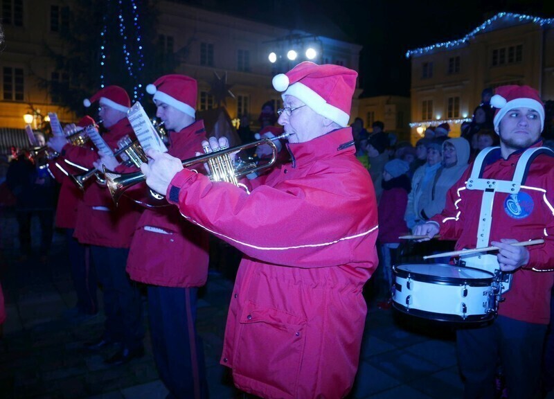Zdjęcie 6: Bez śniegu, ale świątecznie. Miejska wigilia w Rynku Trybunalskim 
