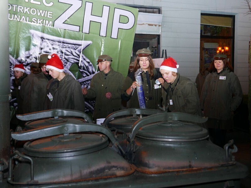 Zdjęcie 7: Bez śniegu, ale świątecznie. Miejska wigilia w Rynku Trybunalskim 