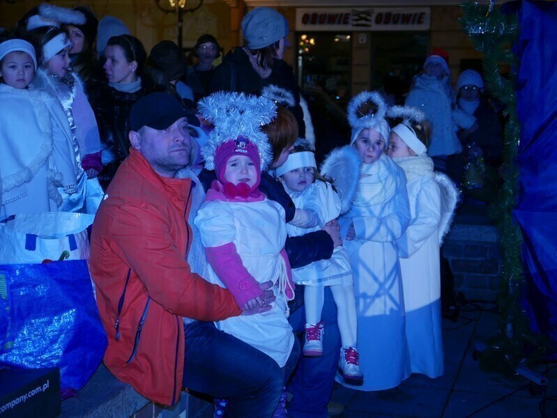 Zdjęcie 8: Bez śniegu, ale świątecznie. Miejska wigilia w Rynku Trybunalskim 