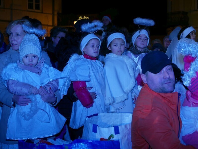 Zdjęcie 9: Bez śniegu, ale świątecznie. Miejska wigilia w Rynku Trybunalskim 