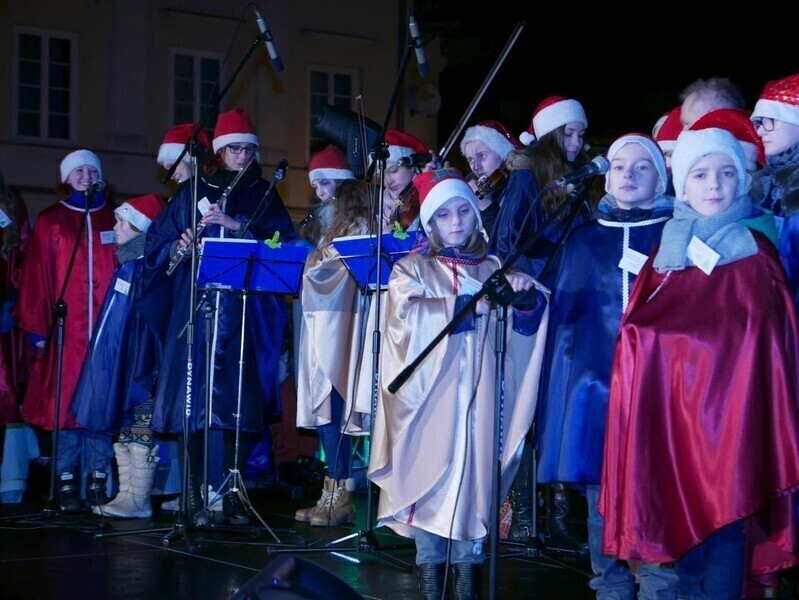 Zdjęcie 11: Bez śniegu, ale świątecznie. Miejska wigilia w Rynku Trybunalskim 