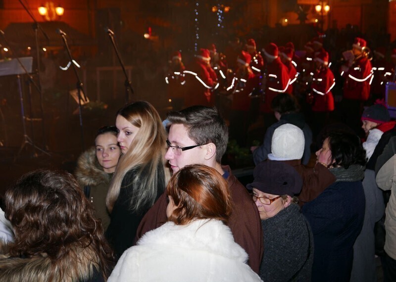 Zdjęcie 13: Bez śniegu, ale świątecznie. Miejska wigilia w Rynku Trybunalskim 