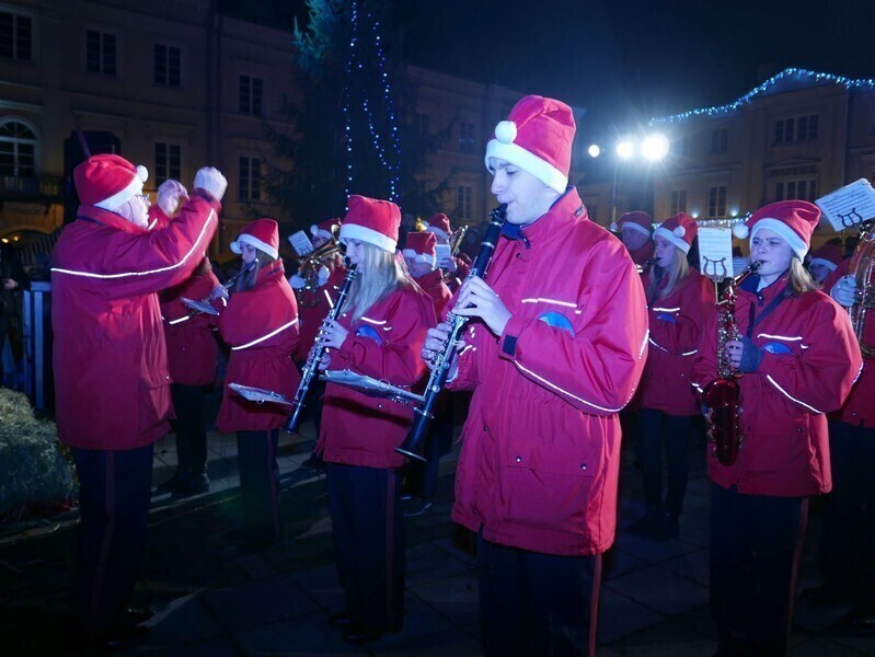 Zdjęcie 14: Bez śniegu, ale świątecznie. Miejska wigilia w Rynku Trybunalskim 