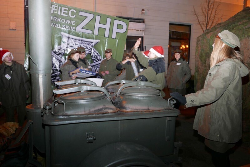 Zdjęcie 16: Bez śniegu, ale świątecznie. Miejska wigilia w Rynku Trybunalskim 