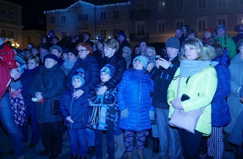 Zdjęcie 17: Bez śniegu, ale świątecznie. Miejska wigilia w Rynku Trybunalskim 