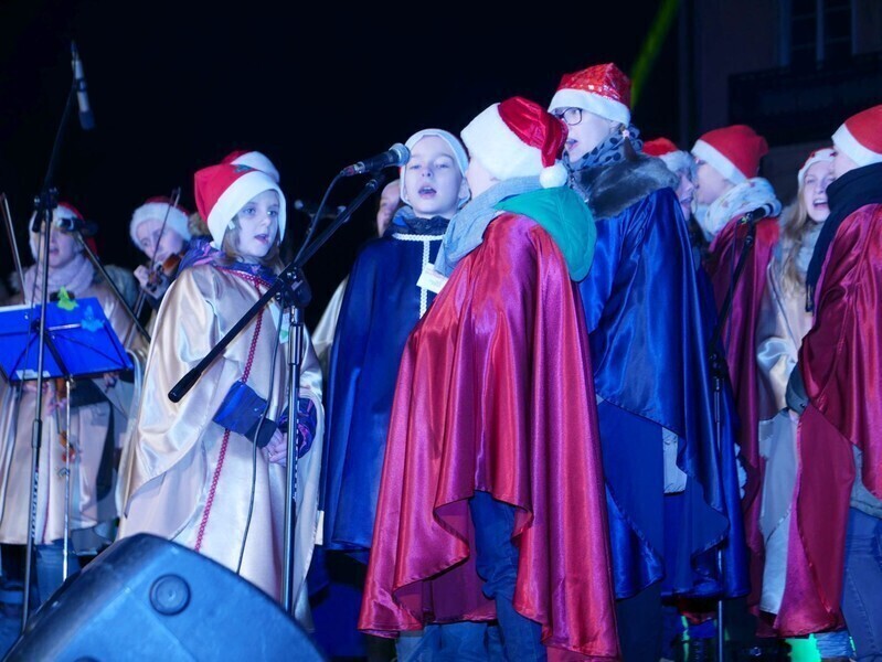 Zdjęcie 18: Bez śniegu, ale świątecznie. Miejska wigilia w Rynku Trybunalskim 