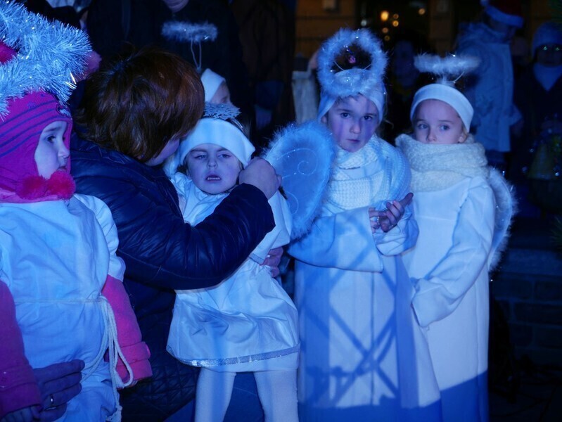 Zdjęcie 19: Bez śniegu, ale świątecznie. Miejska wigilia w Rynku Trybunalskim 