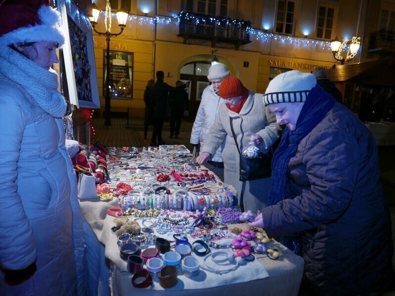 Zdjęcie 21: Bez śniegu, ale świątecznie. Miejska wigilia w Rynku Trybunalskim 