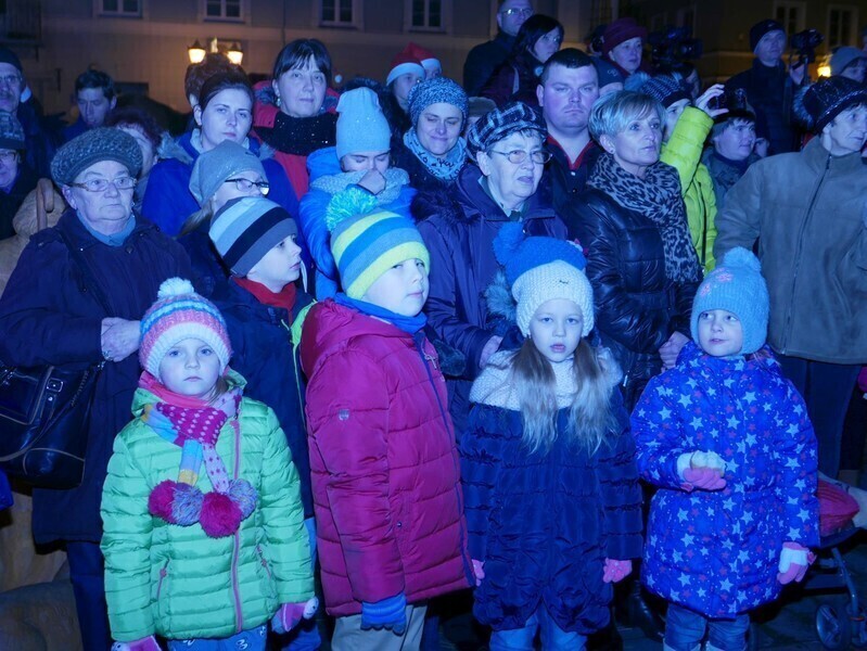 Zdjęcie 22: Bez śniegu, ale świątecznie. Miejska wigilia w Rynku Trybunalskim 