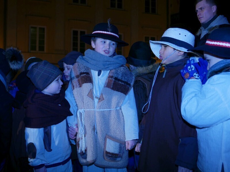 Zdjęcie 23: Bez śniegu, ale świątecznie. Miejska wigilia w Rynku Trybunalskim 