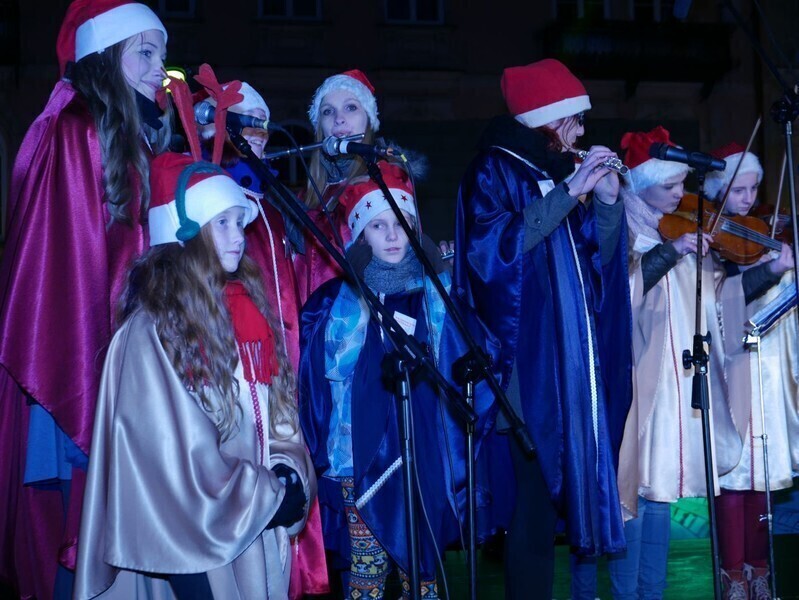 Zdjęcie 24: Bez śniegu, ale świątecznie. Miejska wigilia w Rynku Trybunalskim 