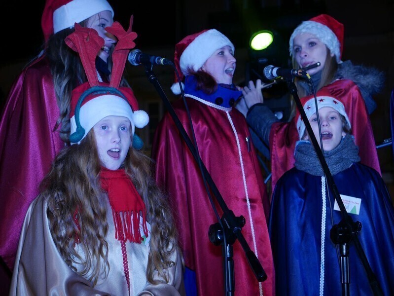 Zdjęcie 27: Bez śniegu, ale świątecznie. Miejska wigilia w Rynku Trybunalskim 