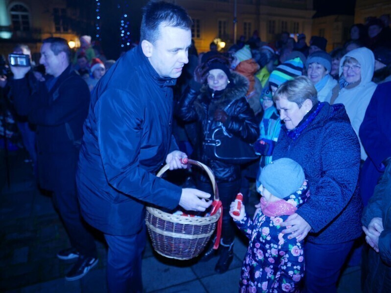 Zdjęcie 31: Bez śniegu, ale świątecznie. Miejska wigilia w Rynku Trybunalskim 