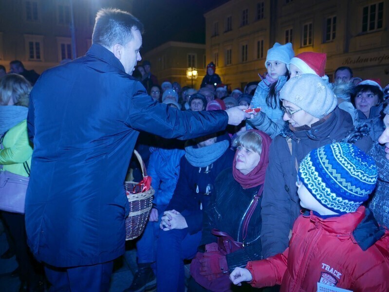 Zdjęcie 32: Bez śniegu, ale świątecznie. Miejska wigilia w Rynku Trybunalskim 