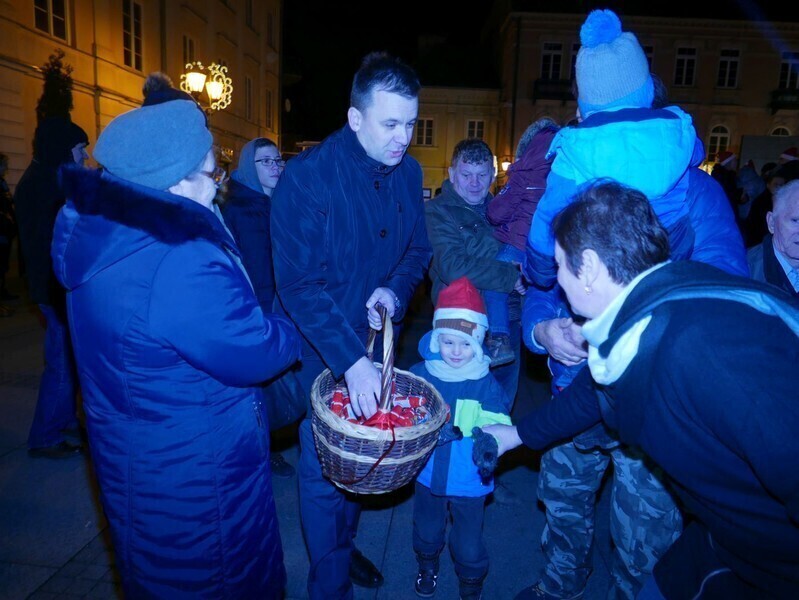 Zdjęcie 34: Bez śniegu, ale świątecznie. Miejska wigilia w Rynku Trybunalskim 