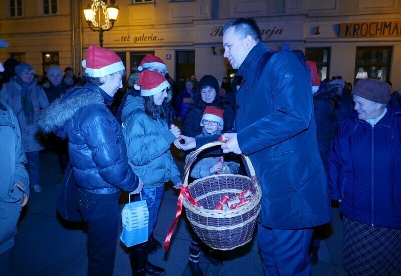 Zdjęcie 36: Bez śniegu, ale świątecznie. Miejska wigilia w Rynku Trybunalskim 