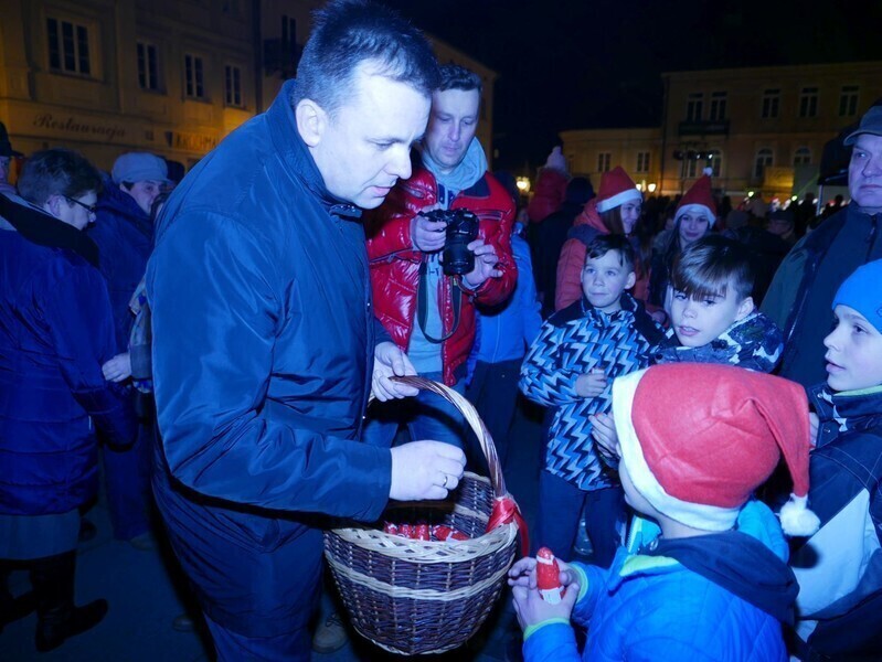 Zdjęcie 37: Bez śniegu, ale świątecznie. Miejska wigilia w Rynku Trybunalskim 