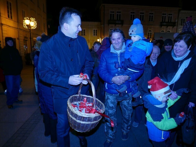Zdjęcie 38: Bez śniegu, ale świątecznie. Miejska wigilia w Rynku Trybunalskim 