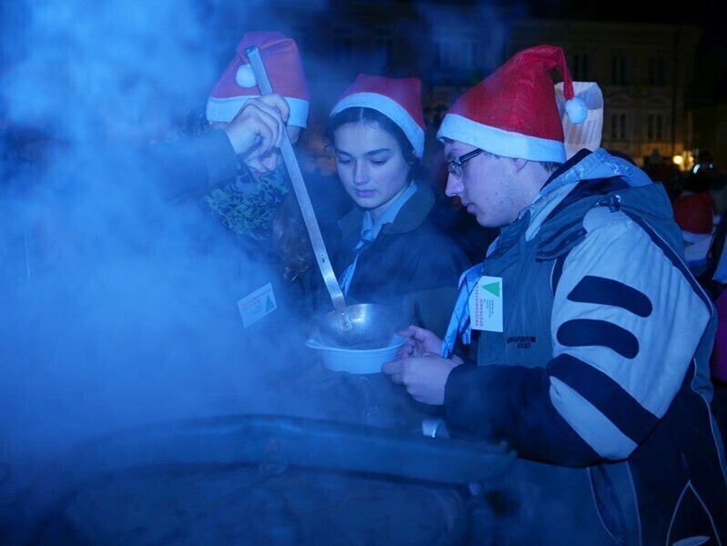 Zdjęcie 40: Bez śniegu, ale świątecznie. Miejska wigilia w Rynku Trybunalskim 