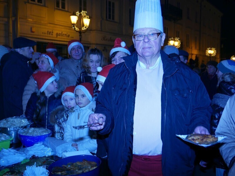 Zdjęcie 42: Bez śniegu, ale świątecznie. Miejska wigilia w Rynku Trybunalskim 