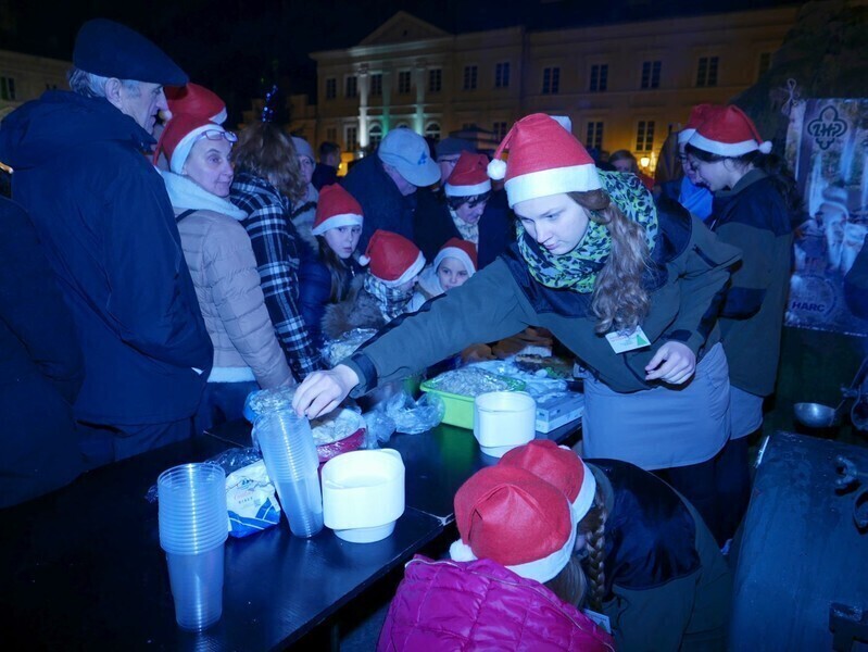 Zdjęcie 43: Bez śniegu, ale świątecznie. Miejska wigilia w Rynku Trybunalskim 