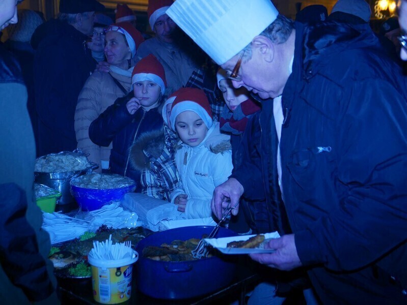 Zdjęcie 44: Bez śniegu, ale świątecznie. Miejska wigilia w Rynku Trybunalskim 