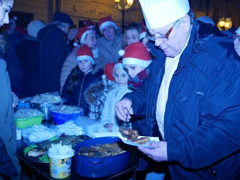 Zdjęcie 46: Bez śniegu, ale świątecznie. Miejska wigilia w Rynku Trybunalskim 
