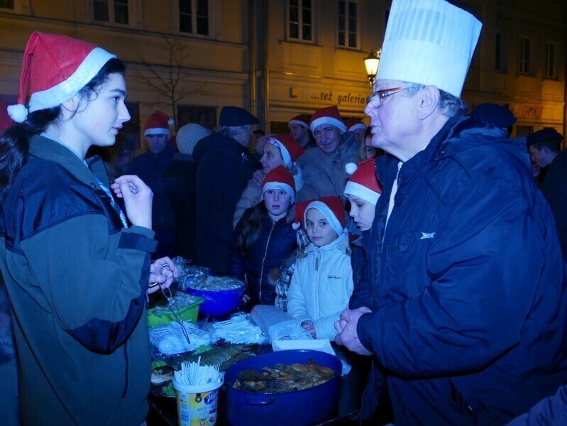Zdjęcie 47: Bez śniegu, ale świątecznie. Miejska wigilia w Rynku Trybunalskim 