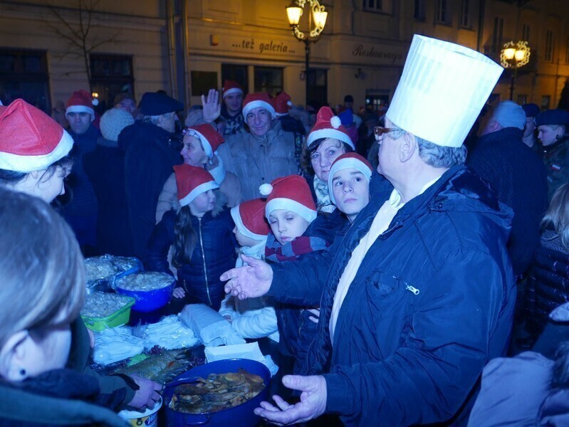 Zdjęcie 48: Bez śniegu, ale świątecznie. Miejska wigilia w Rynku Trybunalskim 