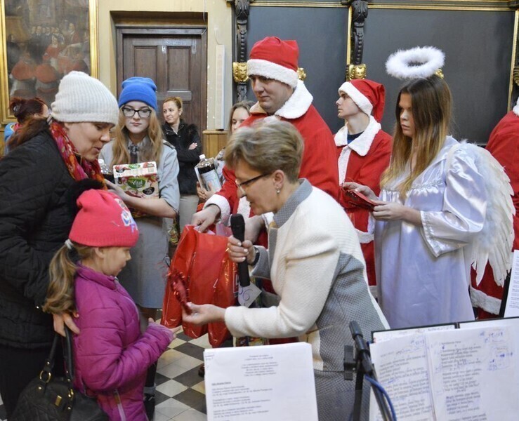 Zdjęcie 1: Blisko 300 dzieci otrzymało świąteczne podarunki