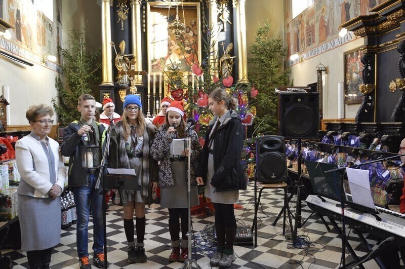 Zdjęcie 4: Blisko 300 dzieci otrzymało świąteczne podarunki