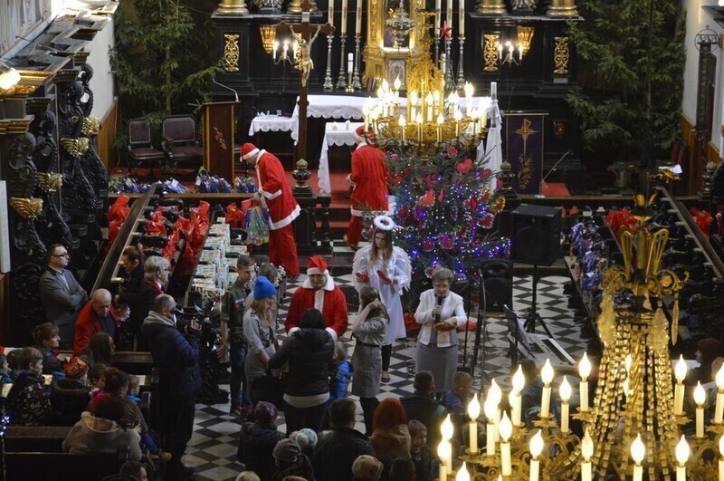 Zdjęcie 12: Blisko 300 dzieci otrzymało świąteczne podarunki