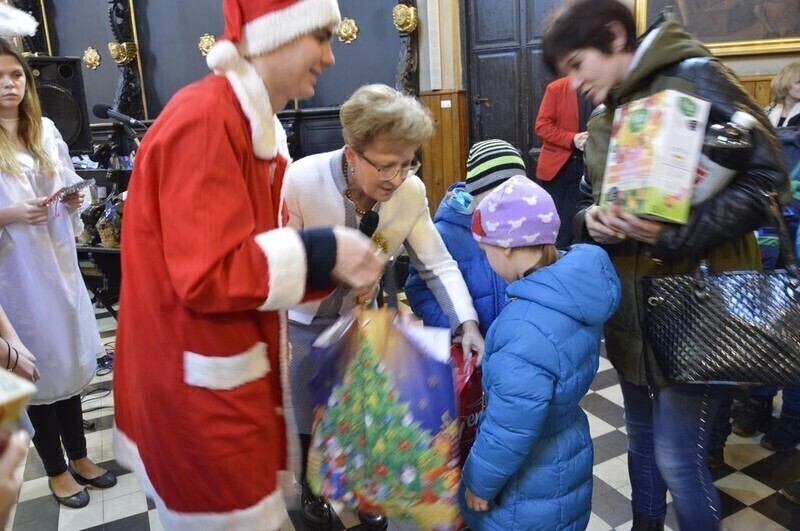 Zdjęcie 13: Blisko 300 dzieci otrzymało świąteczne podarunki