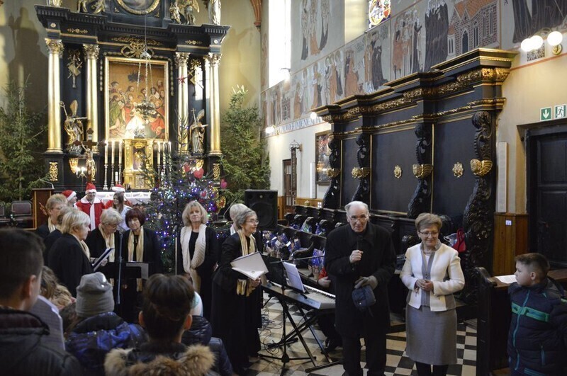 Zdjęcie 15: Blisko 300 dzieci otrzymało świąteczne podarunki