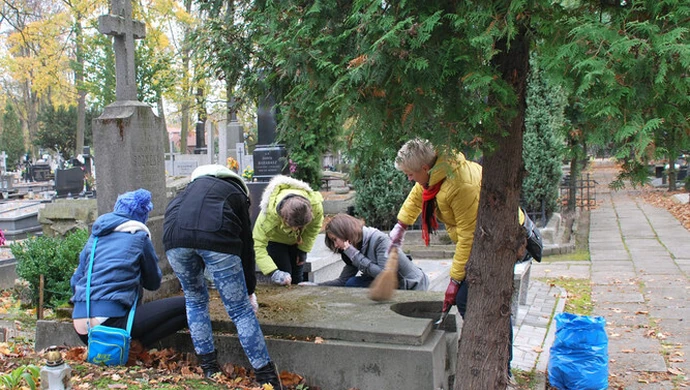 „Płomyk pamięci”, czyli jesienne sprzątanie grobów 