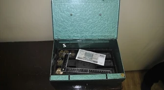 Ukradli z zaplecza sklepu kasetkę z pieniędzmi