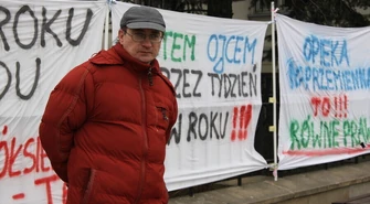 "Stop dyskryminacji ojców!" - protest przed piotrkowskim sądem 