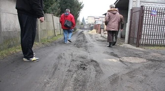 Na Pawłowskiej zakopała się karetka