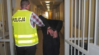 Zwłoki odkopane na podwórku. 45-latek usłyszał zarzuty 