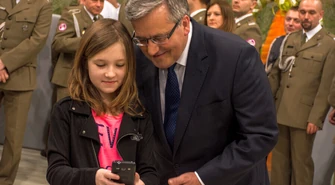 Bronisław Komorowski na śniadaniu u żołnierzy 